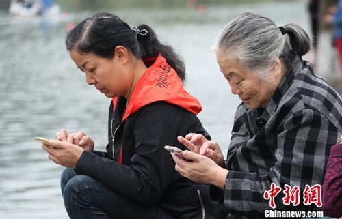 圖為中國(guó)中老年女性使用智能手機(jī)上網(wǎng)。(資料圖) 劉占昆 攝