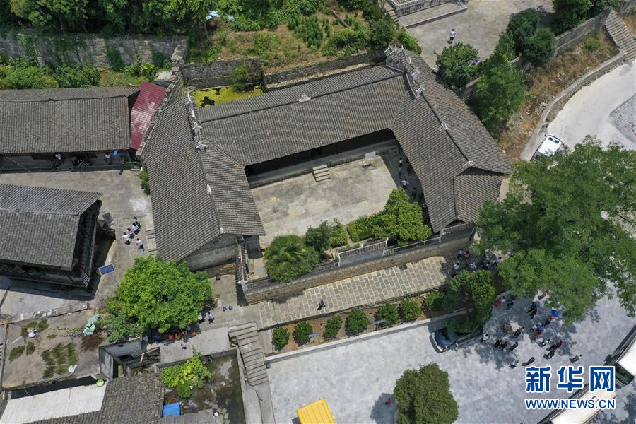 （壯麗70年·奮斗新時(shí)代——記者再走長(zhǎng)征路·圖文互動(dòng)）（2）手捧棉被憶紅軍：走了那么多年，我們都念他們的好
