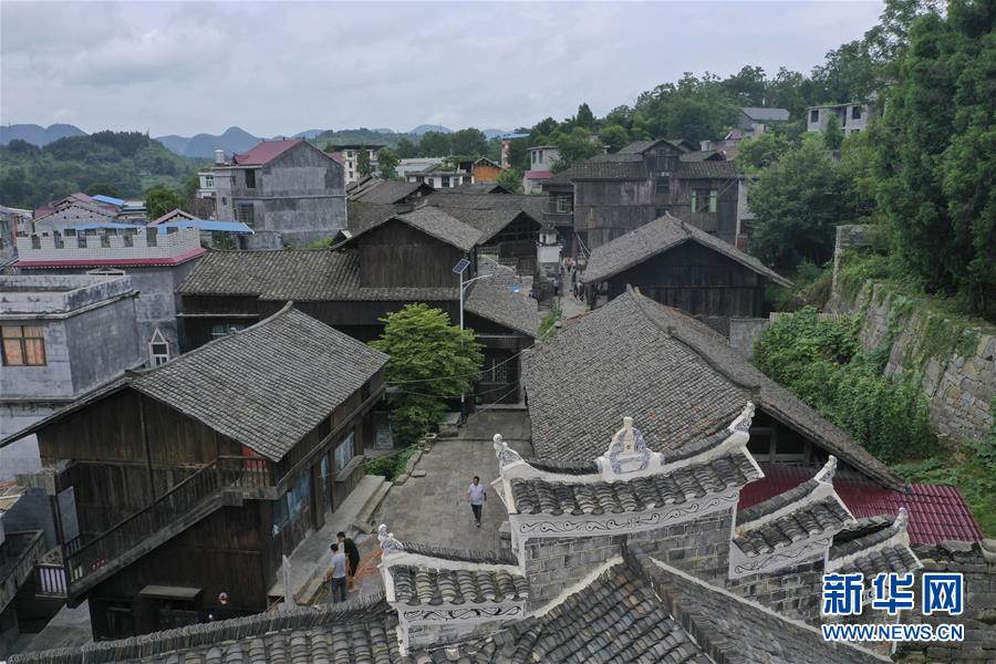（壯麗70年·奮斗新時(shí)代——記者再走長(zhǎng)征路·圖文互動(dòng)）（3）手捧棉被憶紅軍：走了那么多年，我們都念他們的好