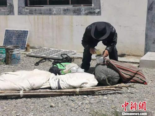 圖為黨確桑布展示以前巡邊時要帶的東西。 謝藝觀 攝
