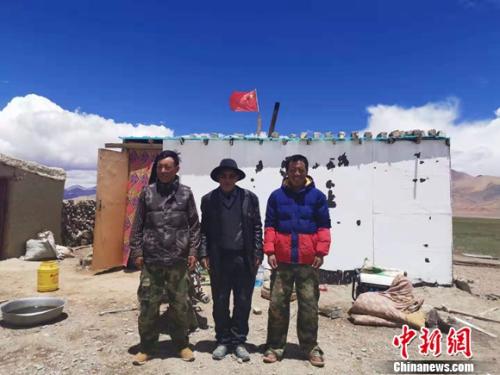 圖為黨確桑布和兩個兒子。 謝藝觀 攝