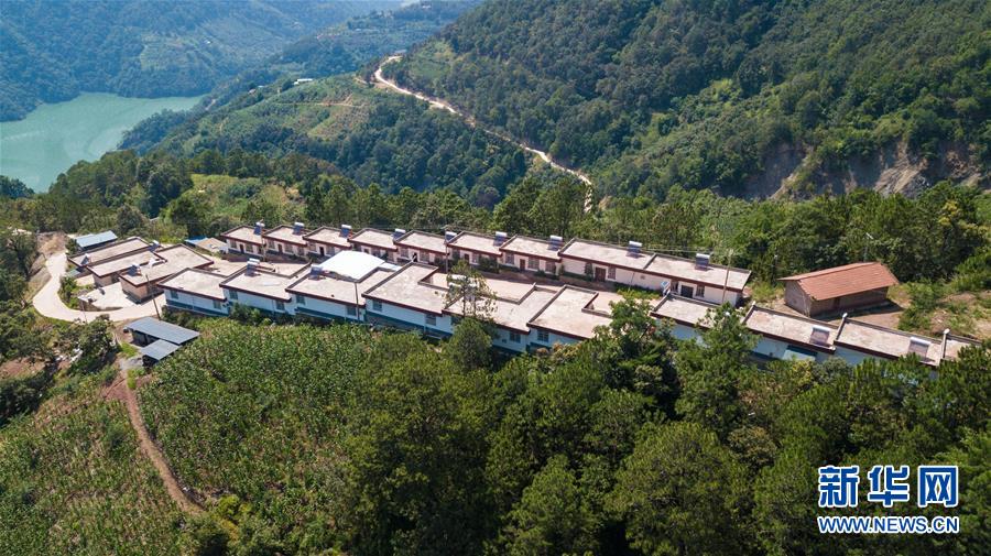 （在習近平新時代中國特色社會主義思想指引下——新時代新作為新篇章·總書記關心的百姓身邊事·圖文互動）（1）“四好農村路”：通向幸福，通向遠方