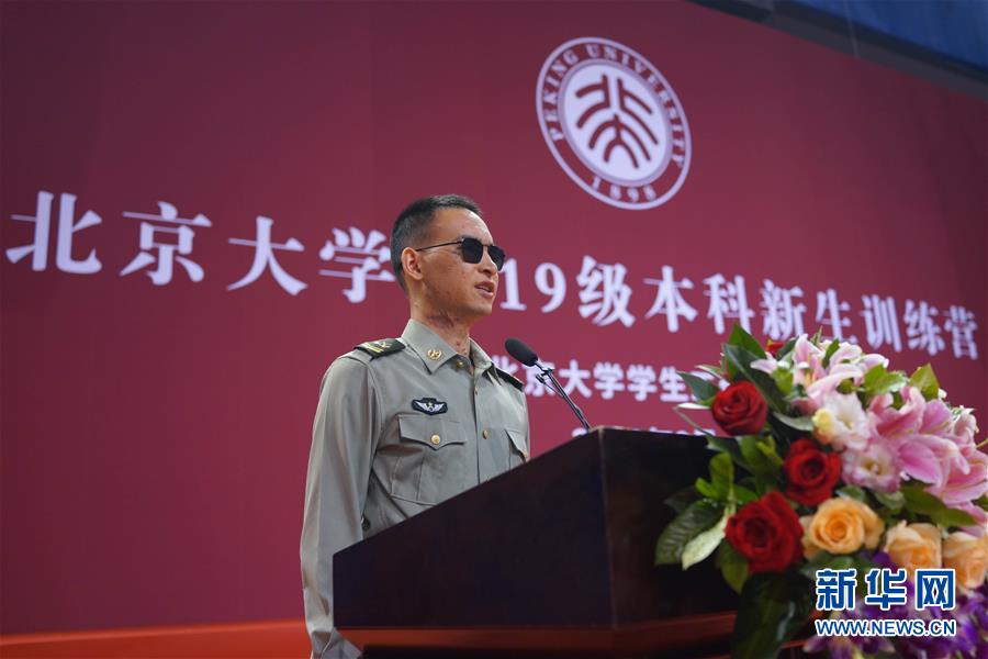 （圖文互動(dòng)）特寫：“讓我來”——“排雷英雄戰(zhàn)士”杜富國(guó)與北京大學(xué)新生交流見聞