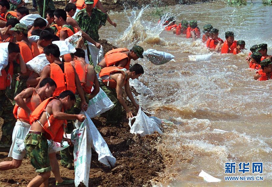 （圖文互動）（3）為了“中國號”巨輪揚(yáng)帆遠(yuǎn)航——中國共產(chǎn)黨領(lǐng)導(dǎo)下的人民軍隊(duì)忠于祖國、服務(wù)人民啟示錄