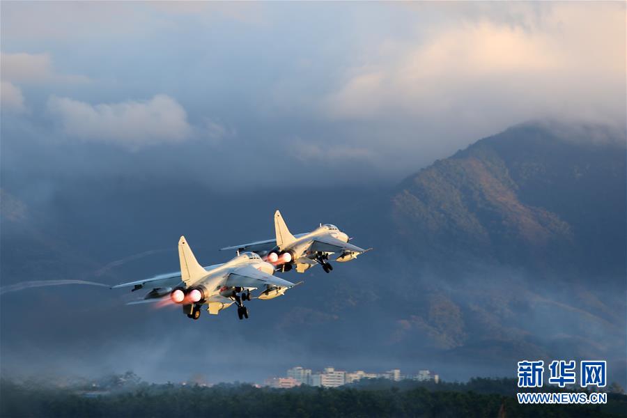 （新華全媒頭條·圖文互動(dòng)）（2）沿著中國(guó)特色強(qiáng)軍之路闊步前進(jìn)——黨中央、中央軍委領(lǐng)導(dǎo)推進(jìn)國(guó)防和軍隊(duì)建設(shè)70年紀(jì)實(shí)