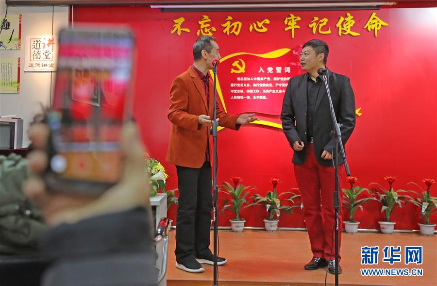 （四中全會(huì)精神在基層·圖文互動(dòng)）（3）說學(xué)逗唱間傳遞中國(guó)之治——遼寧創(chuàng)新組織曲藝小分隊(duì)宣講四中全會(huì)精神
