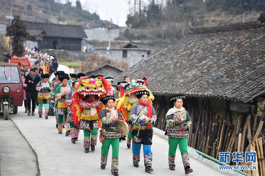 （在習(xí)近平新時(shí)代中國特色社會主義思想指引下——新時(shí)代新作為新篇章·總書記關(guān)切脫貧事·圖文互動）（2）精準(zhǔn)扶貧：提速脫貧奔小康