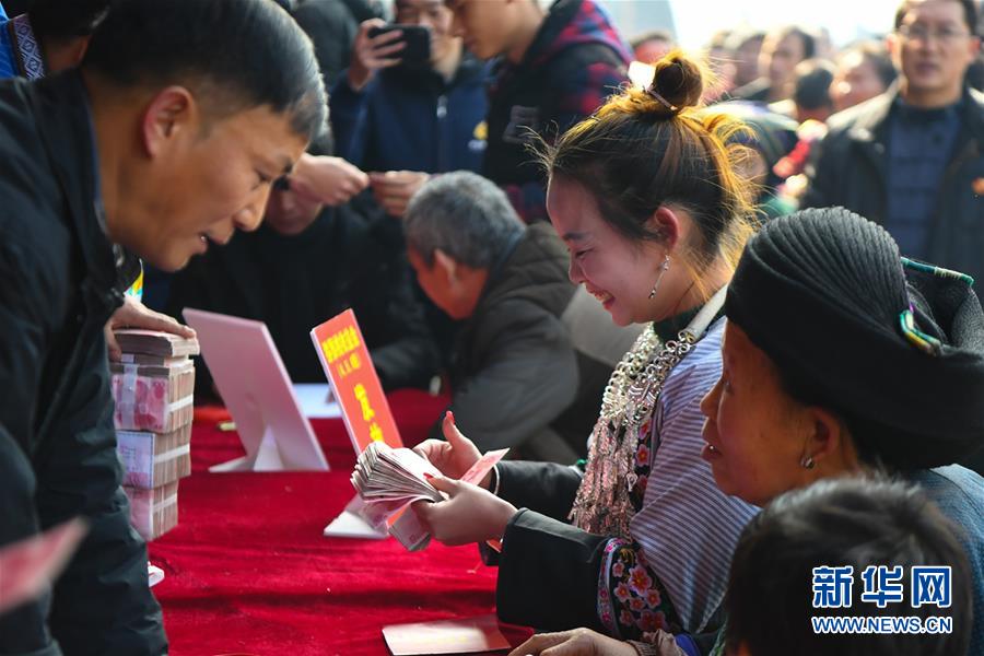 （在習(xí)近平新時(shí)代中國特色社會主義思想指引下——新時(shí)代新作為新篇章·總書記關(guān)切脫貧事·圖文互動）（4）精準(zhǔn)扶貧：提速脫貧奔小康