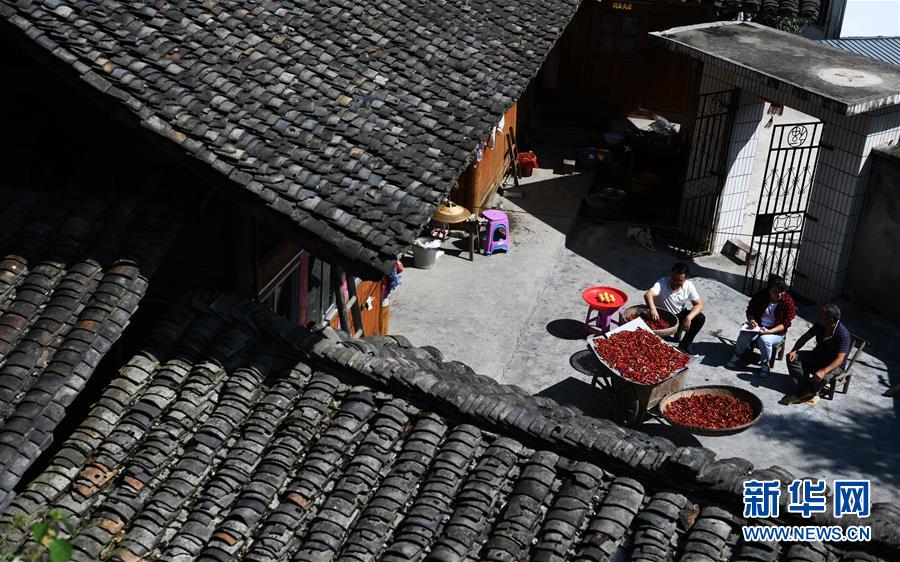 （新華全媒頭條·圖文互動）（3）干部去哪兒了？——貴州干部大規(guī)模下沉脫貧攻堅(jiān)一線紀(jì)實(shí)