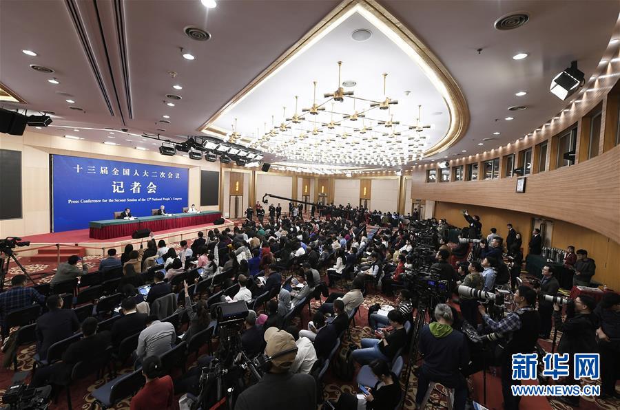 （兩會(huì)）（4）國(guó)務(wù)院扶貧辦主任劉永富就“攻堅(jiān)克難——堅(jiān)決打贏(yíng)脫貧攻堅(jiān)戰(zhàn)”答記者問(wèn)