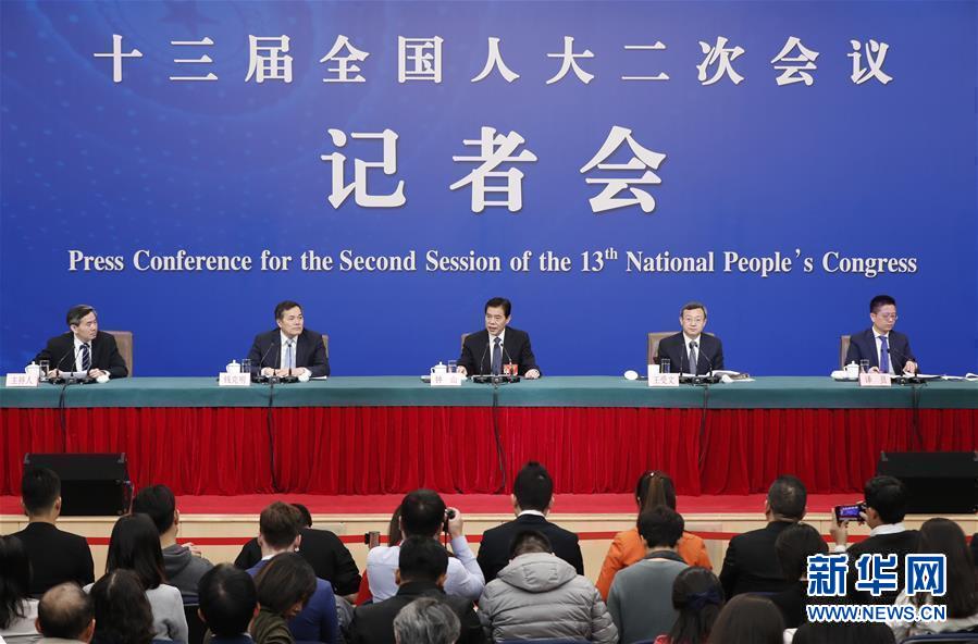 （兩會(huì)·XHDW）（1）商務(wù)部部長(zhǎng)鐘山等就“促進(jìn)形成強(qiáng)大國(guó)內(nèi)市場(chǎng) 推動(dòng)全方位對(duì)外開放”答記者問