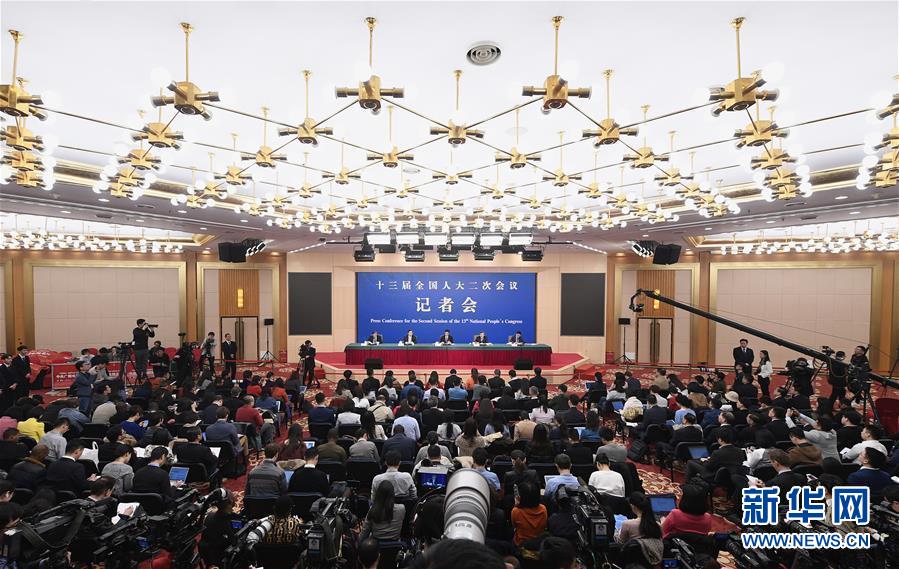 （兩會(huì)·XHDW）（8）商務(wù)部部長(zhǎng)鐘山等就“促進(jìn)形成強(qiáng)大國內(nèi)市場(chǎng) 推動(dòng)全方位對(duì)外開放”答記者問