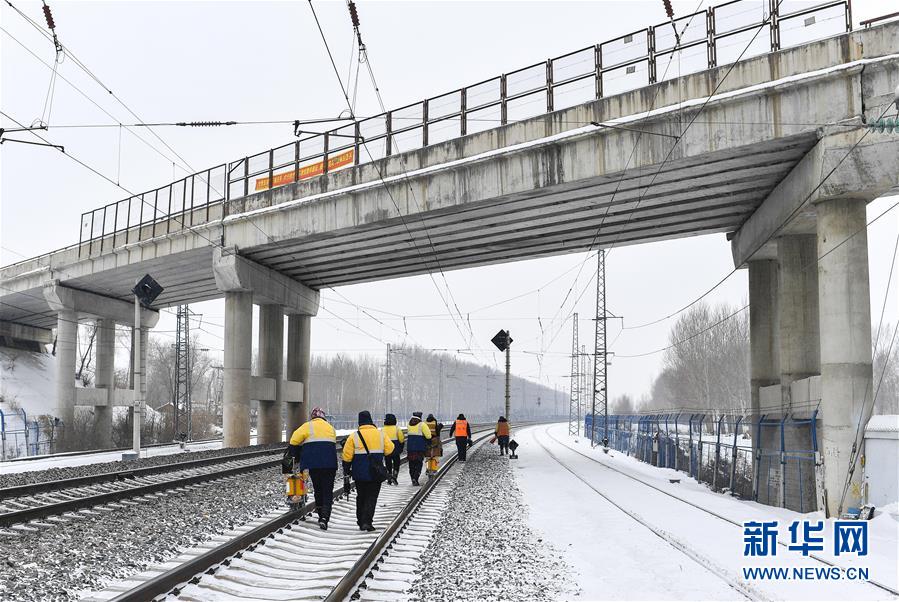 （新春走基層）（12）嚴寒下的“鐵路醫(yī)生”：風(fēng)雪中守護回家路