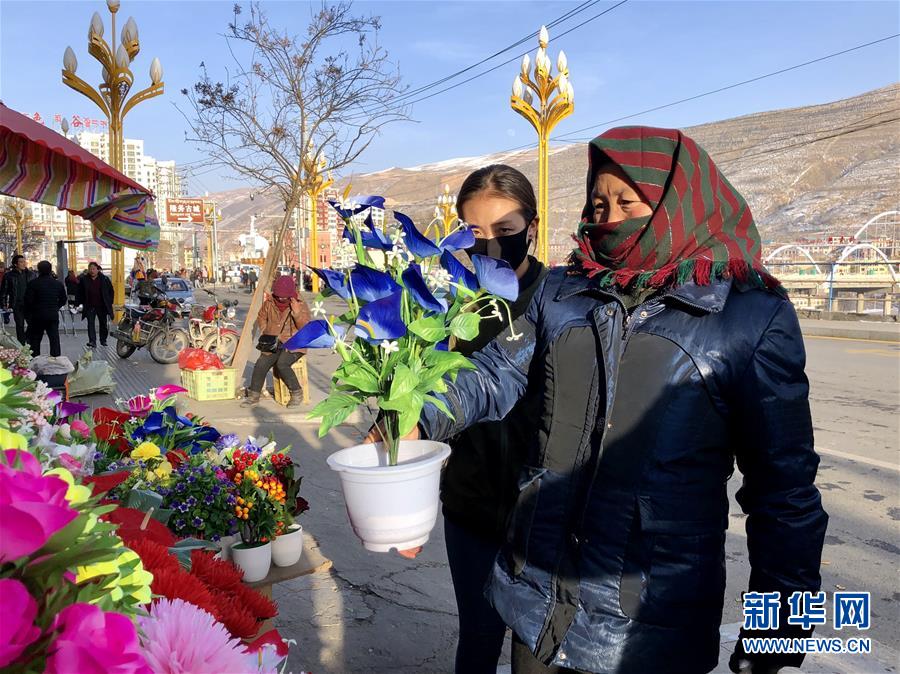 （新春走基層·圖文互動）（2）“只要備好年貨，新的一年就可以風(fēng)調(diào)雨順”——臘月藏區(qū)年貨市場見聞