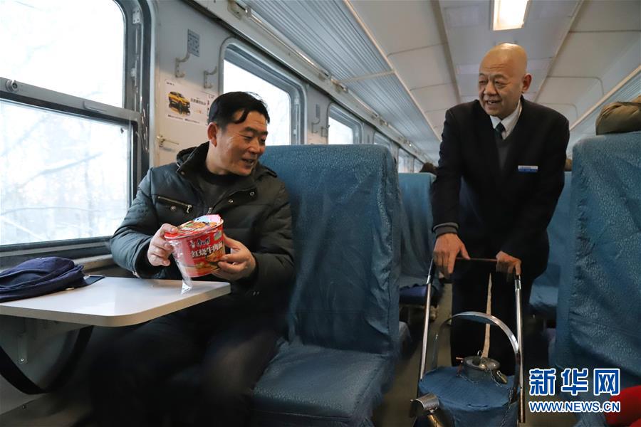 （新春走基層·圖文互動(dòng)）（1）小康路上，與“小慢車”同行——長(zhǎng)白山區(qū)綠皮火車二三事