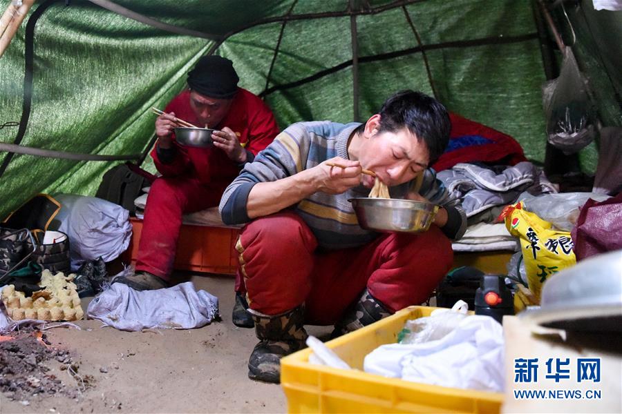 （新春走基層·圖文互動）（6）大漠中，一頂帳篷守歲五年