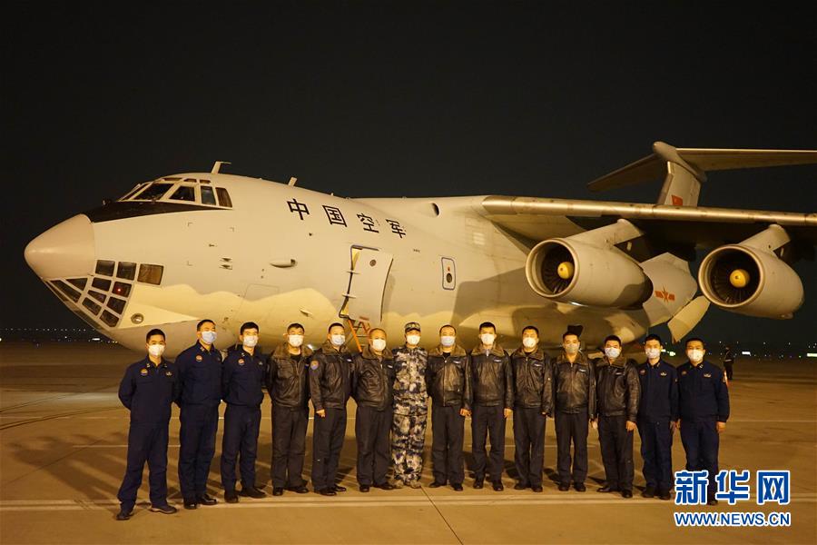 （新型肺炎疫情防控·圖文互動）（2）除夕夜，他們這樣出征——空軍軍醫(yī)大學醫(yī)療隊出征武漢疫區(qū)見聞