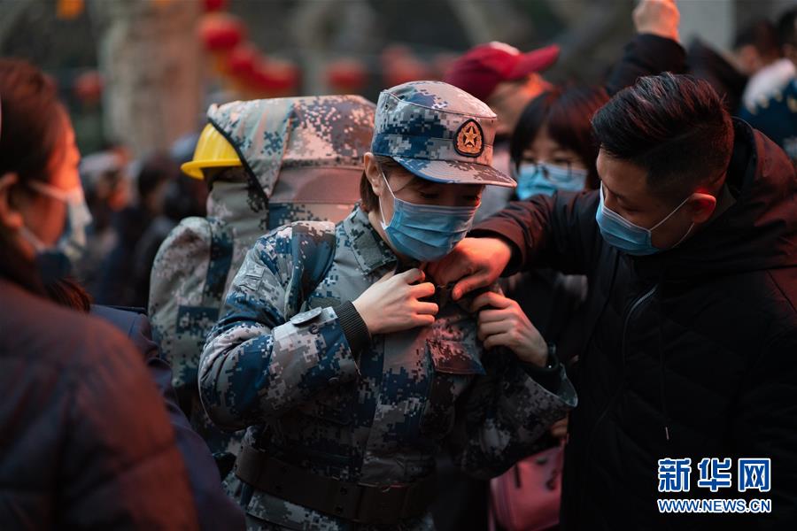 （新型肺炎疫情防控·圖文互動）（1）除夕夜，他們這樣出征——空軍軍醫(yī)大學醫(yī)療隊出征武漢疫區(qū)見聞