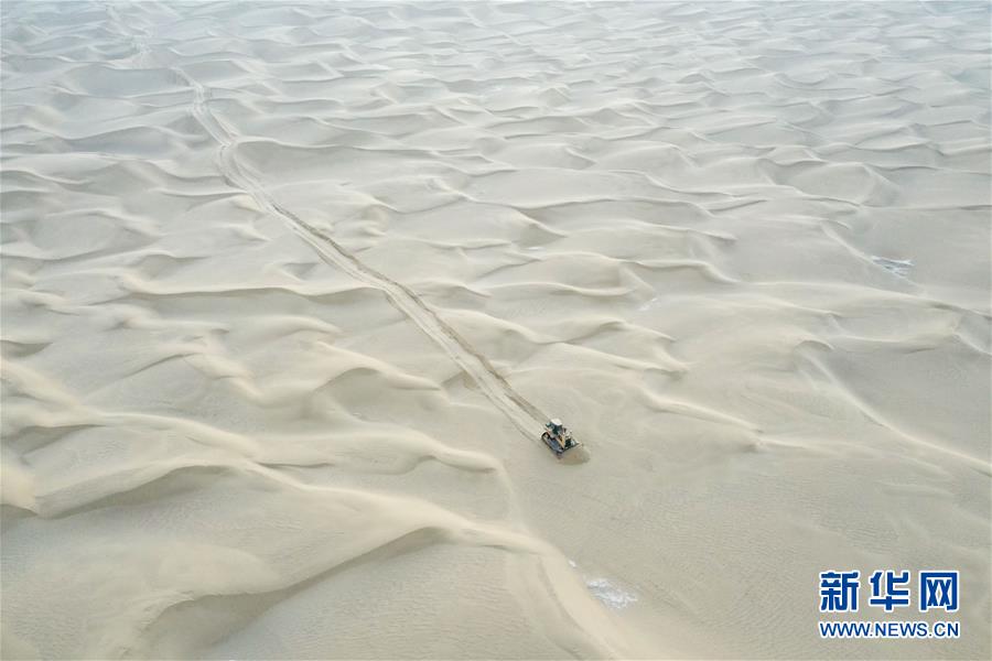 （新春走基層·圖文互動(dòng)）（2）特寫：與車為伴，獨(dú)行沙海