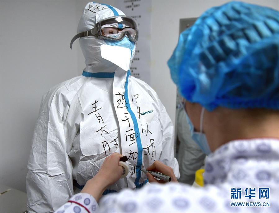 （新華全媒頭條·圖文互動）（2）“與國家同舟，與人民共濟(jì)”——新冠肺炎重癥救治同濟(jì)醫(yī)院戰(zhàn)“疫”直擊