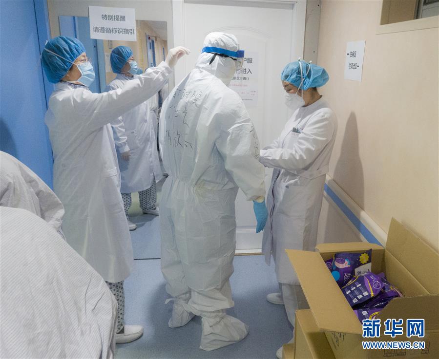 （新華全媒頭條·圖文互動）（4）“與國家同舟，與人民共濟(jì)”——新冠肺炎重癥救治同濟(jì)醫(yī)院戰(zhàn)“疫”直擊