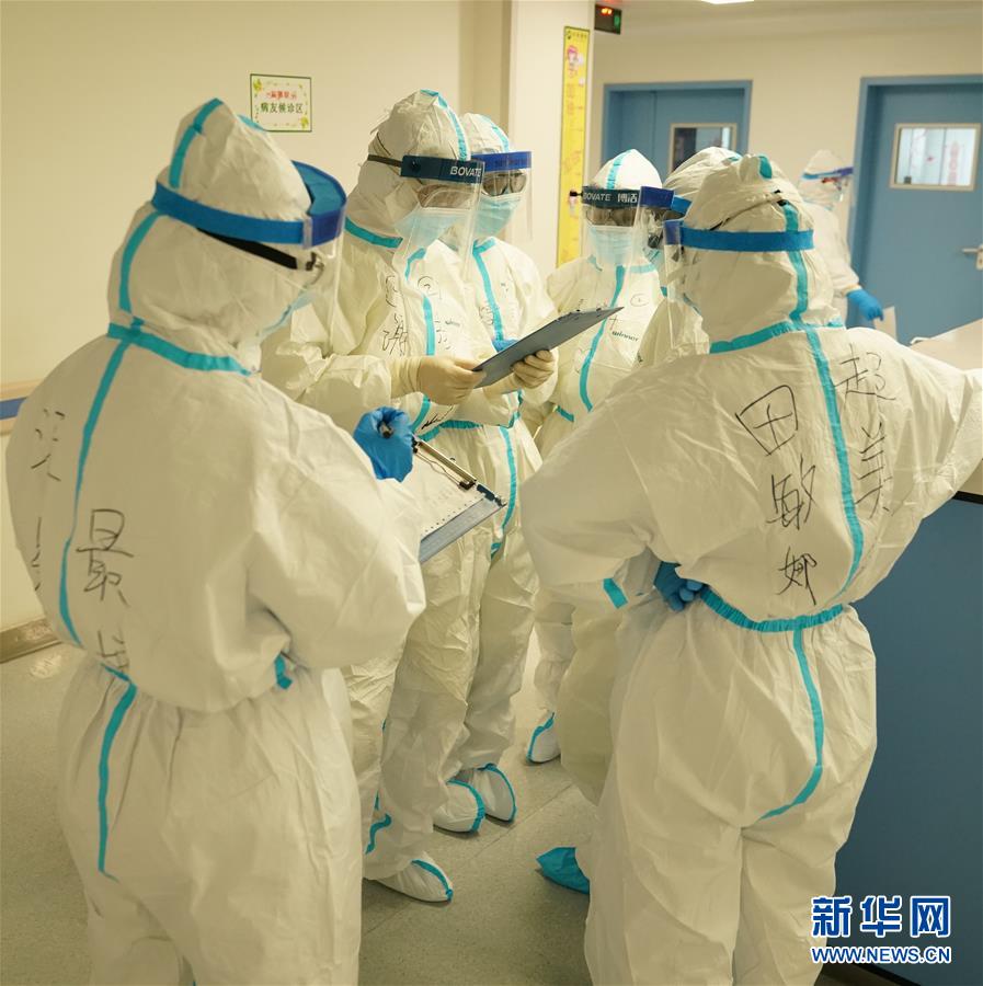（新華全媒頭條·圖文互動）（8）“與國家同舟，與人民共濟(jì)”——新冠肺炎重癥救治同濟(jì)醫(yī)院戰(zhàn)“疫”直擊