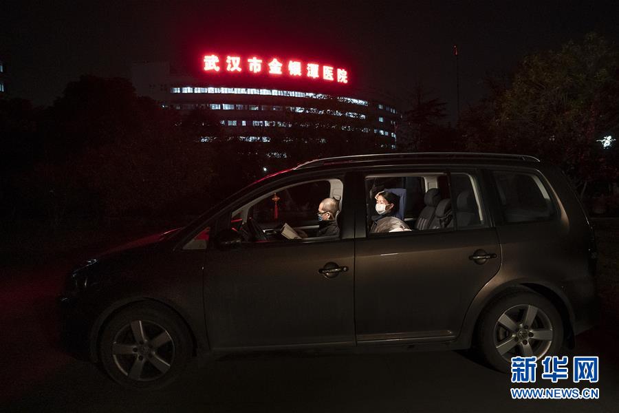 （一線抗疫群英譜·圖文互動）（1）特寫：為節(jié)省10分鐘，這對醫(yī)護(hù)夫妻“以車為家”