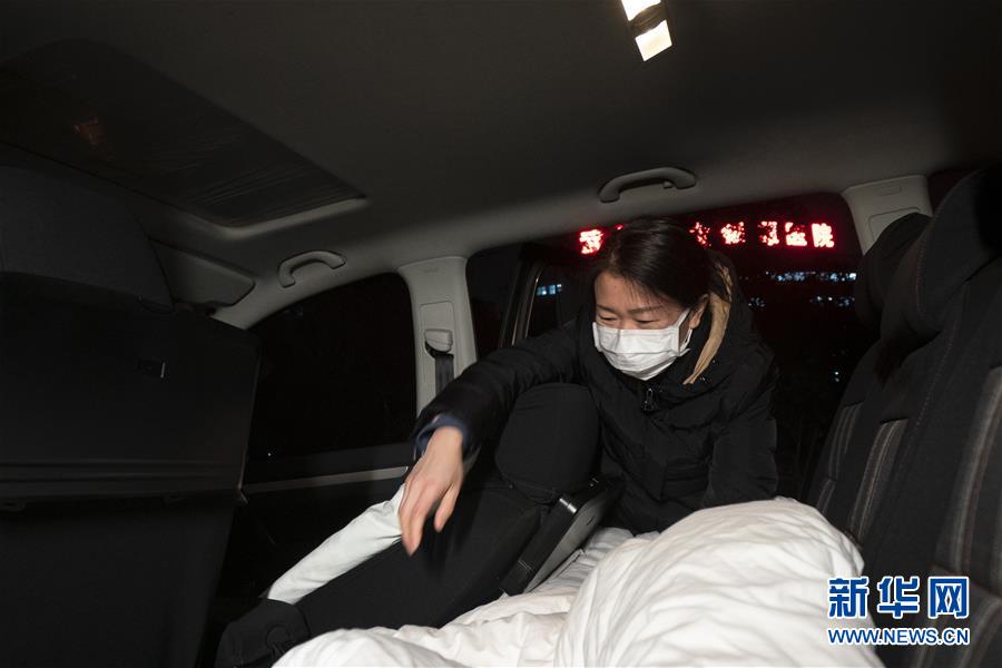 （一線抗疫群英譜·圖文互動）（2）特寫：為節(jié)省10分鐘，這對醫(yī)護(hù)夫妻“以車為家”