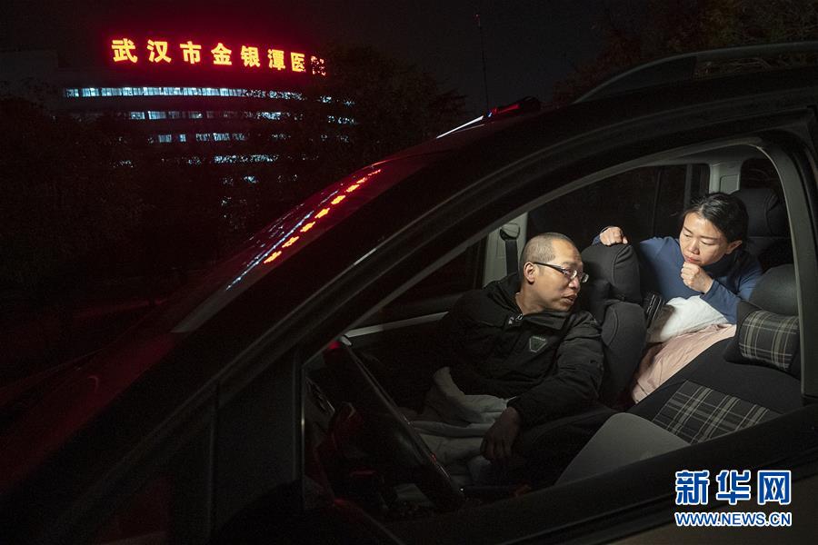 （一線抗疫群英譜·圖文互動）（3）特寫：為節(jié)省10分鐘，這對醫(yī)護(hù)夫妻“以車為家”