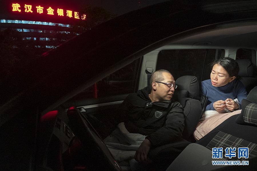 （一線抗疫群英譜·圖文互動）（6）特寫：為節(jié)省10分鐘，這對醫(yī)護(hù)夫妻“以車為家”