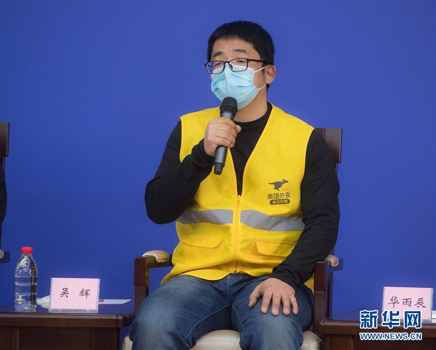 （新華全媒頭條·圖文互動）（6）守望相助，堅(jiān)忍不拔——致敬武漢戰(zhàn)“疫”中千千萬萬個平凡英雄