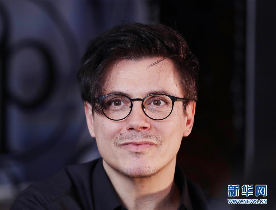 （國際·圖文互動）（6）通訊：手牽手，我們共同驅(qū)散陰霾——法國音樂人創(chuàng)作抗疫歌曲背后的故事