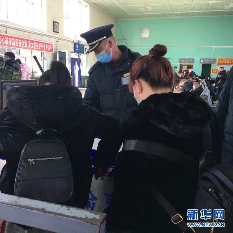 （新華網(wǎng)·圖文互動(dòng)）（2）疫情下，小站鐵路安檢員收獲10多萬(wàn)粉絲