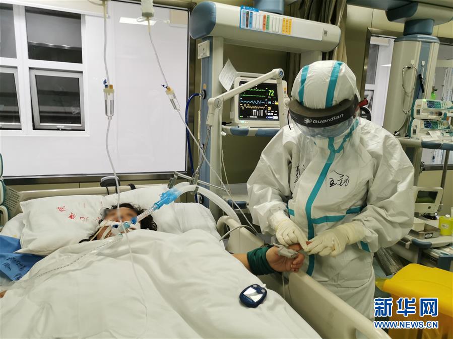 （一線抗疫群英譜·圖文互動(dòng)）（2）生命之光，溫暖“無(wú)面之交”——記抗疫一線重癥監(jiān)護(hù)室90后護(hù)士金鈺 