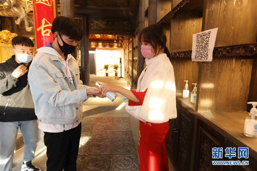 （圖文互動(dòng)）（5）特寫：限人數(shù)、分餐吃、用公筷——偏遠(yuǎn)小城“吃飯”見聞