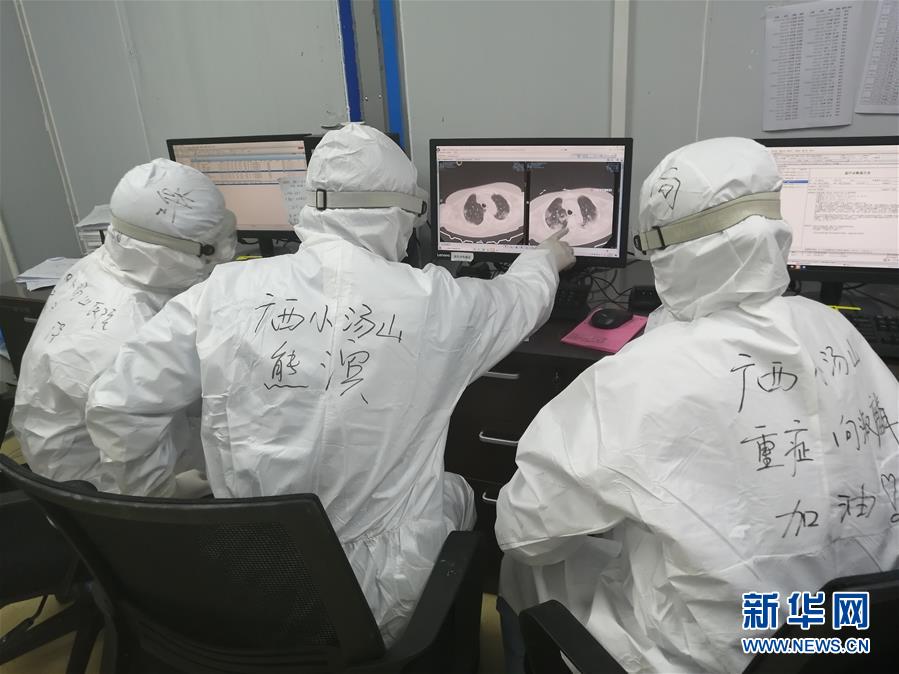 （圖文互動）（2）“哪里有任務(wù)，哪里就有黨旗飄揚”——廣西黨員“白衣戰(zhàn)士”奮戰(zhàn)抗疫一線見聞