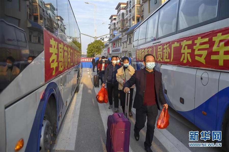 （新華全媒頭條·在習近平新時代中國特色社會主義思想指引下——新時代新作為新篇章·圖文互動）（5）同心戰(zhàn)“疫”彰顯人民至上——各地各部門貫徹落實習近平總書記重要指示精神統籌推進疫情防控和經濟社會發(fā)展 