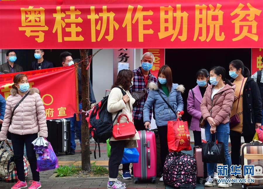 （新華全媒頭條·在習近平新時代中國特色社會主義思想指引下——新時代新作為新篇章·圖文互動）（6）同心戰(zhàn)“疫”彰顯人民至上——各地各部門貫徹落實習近平總書記重要指示精神統籌推進疫情防控和經濟社會發(fā)展 