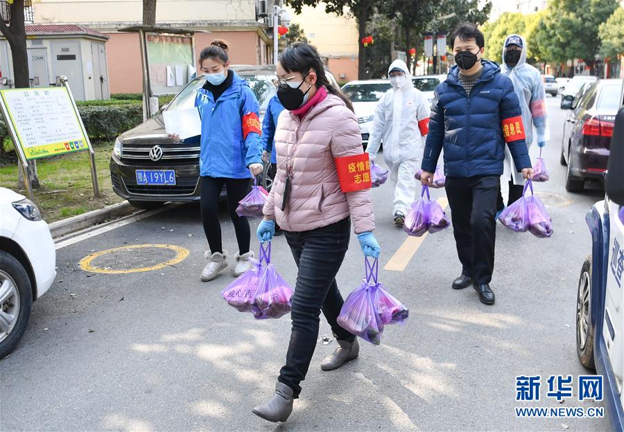 （新華全媒頭條·在習近平新時代中國特色社會主義思想指引下——新時代新作為新篇章·圖文互動）（3）同心戰(zhàn)“疫”彰顯人民至上——各地各部門貫徹落實習近平總書記重要指示精神統籌推進疫情防控和經濟社會發(fā)展 