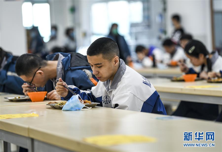 （圖文互動(dòng)）（6）“早”安同學(xué)，“早”安老師！——新疆初高中畢業(yè)班復(fù)課一周回訪見聞