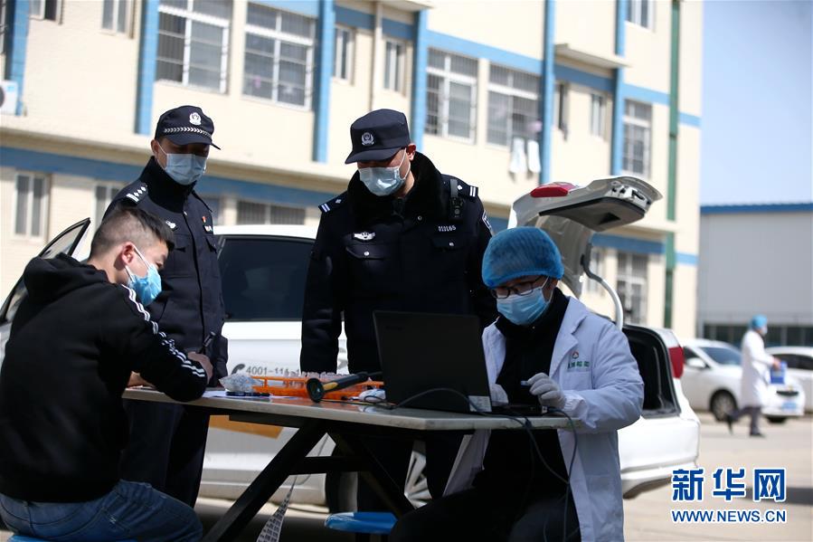 （習近平致敬的戰(zhàn)“疫”英雄·公安干警篇·圖文互動）（3）他們，抗疫一線鑄警魂