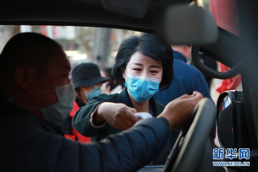 （習近平致敬的戰(zhàn)“疫”英雄·下沉干部篇·圖文互動）（2）他們，挺身而出守防線