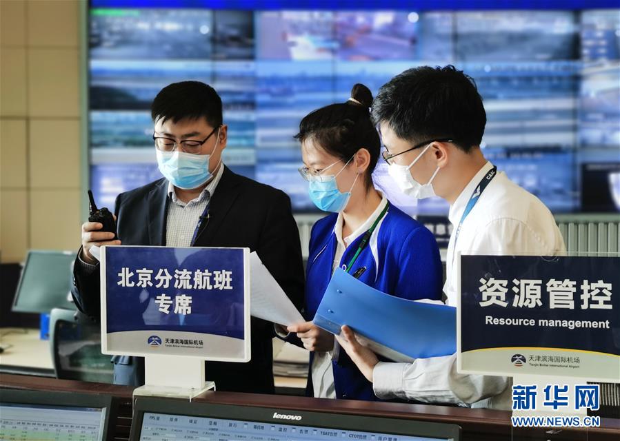 （一線(xiàn)抗疫群英譜·圖文互動(dòng)）守望航班安全的機(jī)場(chǎng)“中樞指揮官”