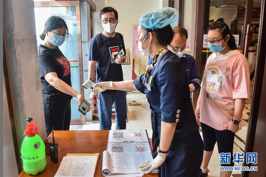 （圖文互動）（1）北京節(jié)日市場復(fù)工忙、人氣旺