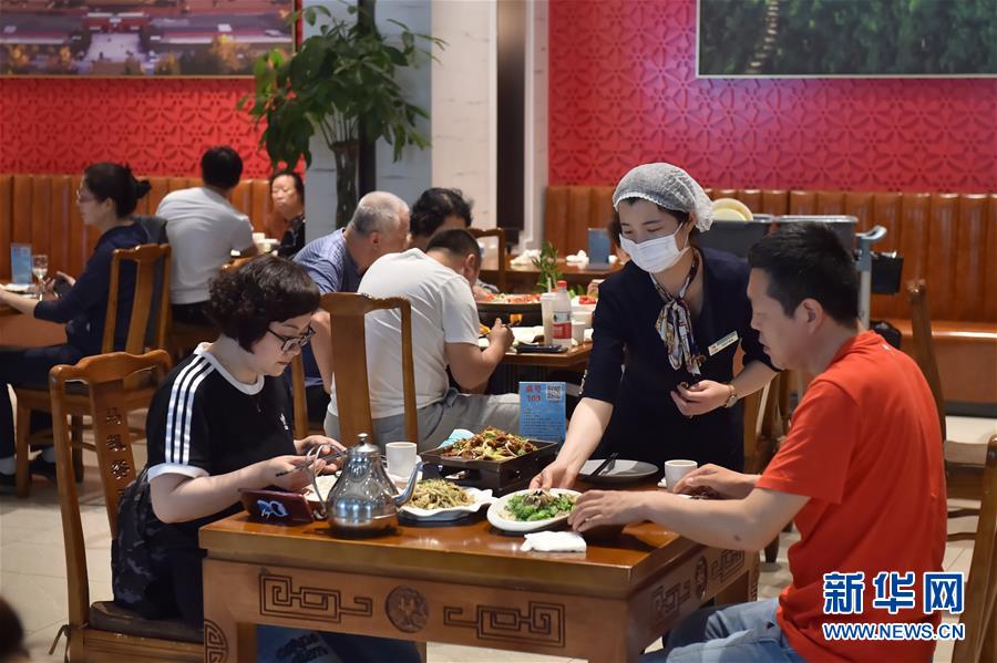 （圖文互動）（3）北京節(jié)日市場復(fù)工忙、人氣旺