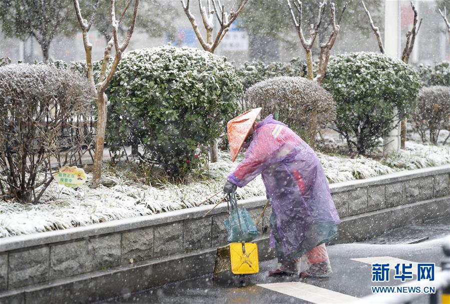 （新華全媒頭條·圖文互動(dòng)）（31）風(fēng)雨無(wú)阻向前進(jìn)——寫(xiě)在全國(guó)疫情防控阻擊戰(zhàn)取得重大戰(zhàn)略成果之際