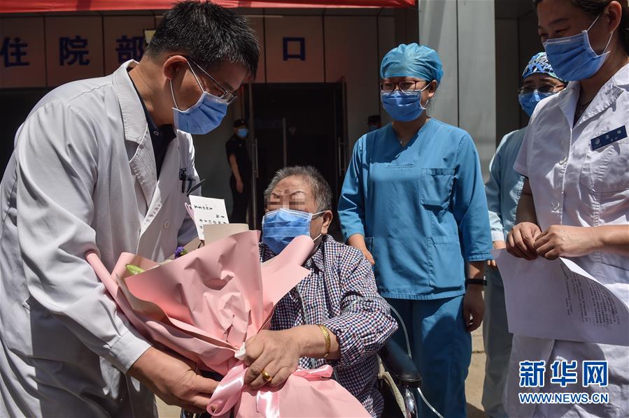 （新華全媒頭條·圖文互動(dòng)）（1）“始終把人民群眾生命安全和身體健康放在第一位”——中國抗疫彰顯“生命至上、人民至上”理念