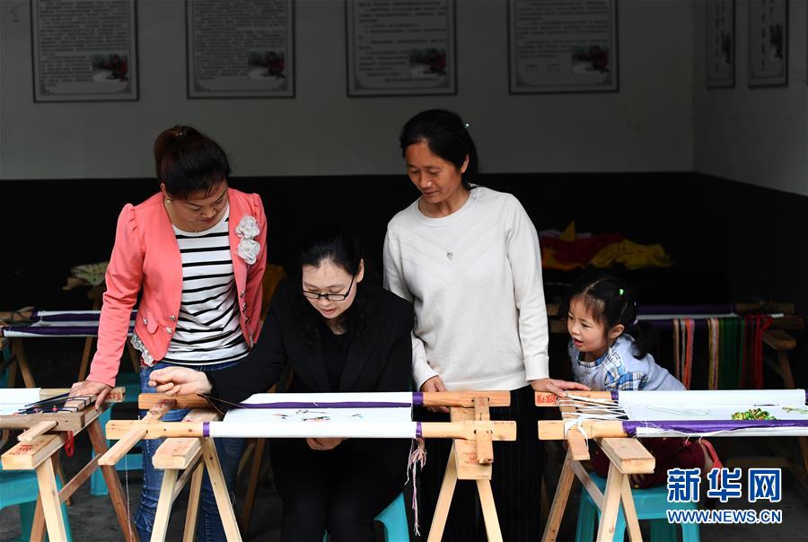 （兩會(huì)人物·圖文互動(dòng)）（1）帶娃、賺錢兩不誤——一位農(nóng)民工代表眼中的脫貧新工作