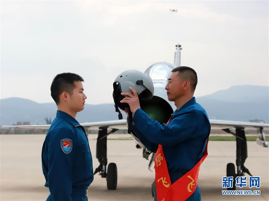（圖文互動(dòng)）（2）5290小時(shí)！中國(guó)空軍殲擊機(jī)飛行紀(jì)錄保持者光榮停飛
