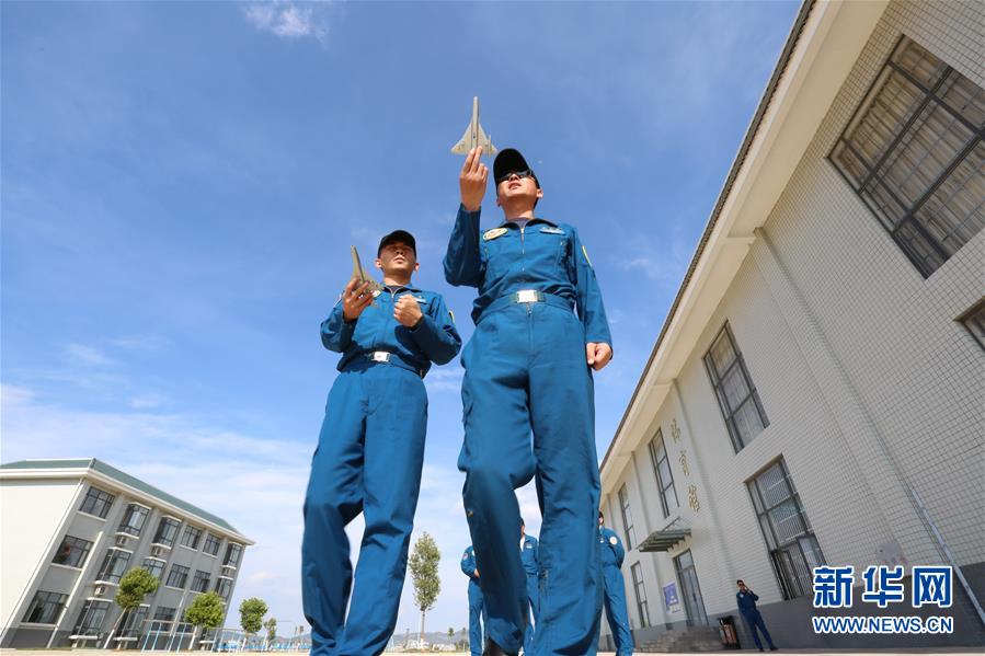 （圖文互動(dòng)）（3）5290小時(shí)！中國(guó)空軍殲擊機(jī)飛行紀(jì)錄保持者光榮停飛